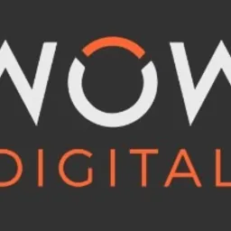Logo firmy WOW Digital na ciemnoszarym tle, składające się z białego napisu 'WOW' z pomarańczowym akcentem w literze 'O' oraz napisu 'DIGITAL' poniżej w kolorze pomarańczowym.
