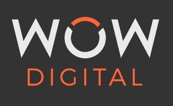 Logo firmy WOW Digital na ciemnoszarym tle, składające się z białego napisu 'WOW' z pomarańczowym akcentem w literze 'O' oraz napisu 'DIGITAL' poniżej w kolorze pomarańczowym.