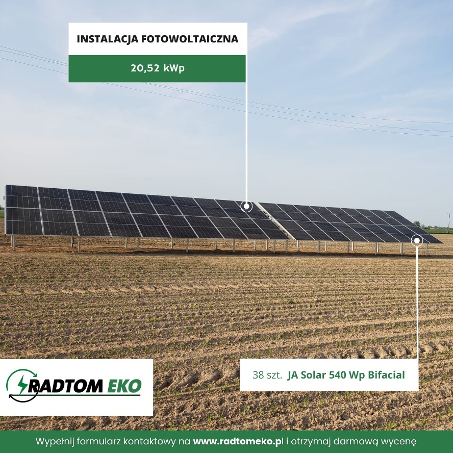 Instalacja paneli słonecznych JA Solar 540 Wp Bifacial (38 sztuk) o mocy 20,52 kWp na polu uprawnym, z widocznym logo firmy Radtom Eko i adresem strony internetowej.