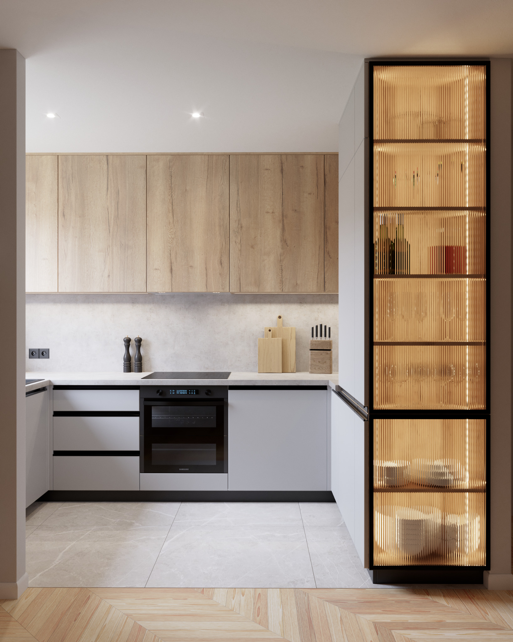 Nowoczesna kuchnia z drewnianymi szafkami górnymi i szklaną, podświetlaną witryną. Jasne blaty i podłoga z płytek. Minimalistyczny design z akcentami drewna.