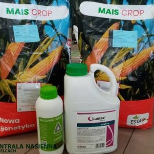 Dwa worki z nadrukiem kukurydzy 'MAIS CROP' stoją za dwoma plastikowymi pojemnikami z zielonymi nakrętkami, etykiety na pojemnikach z napisami 'RACOTRZER 300 EC' i 'Lumax'.
