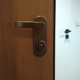Przeróbka drzwi dierre na zamek wkladkowy z małym płaskim kluczem 