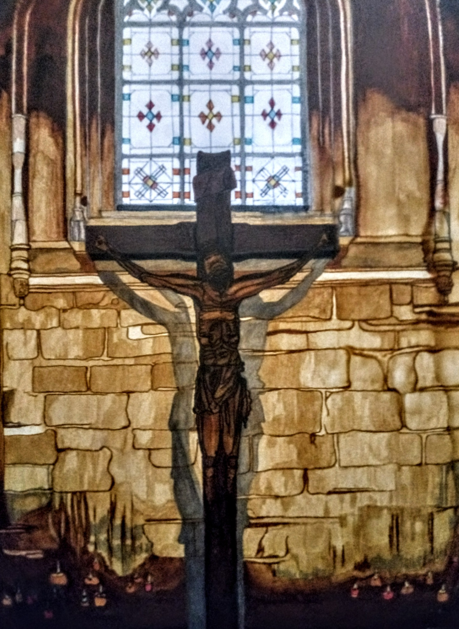 Krzyż z ukrzyżowanym Chrystusem na tle witrażu i kamiennej ściany w kościele.