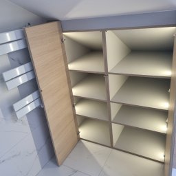 SONO MEBLE - Otwarta szafa wnękowa z oświetleniem LED, jasne drewno i białe wnętrze, widok z dołu, marmurowe płytki podłogowe.