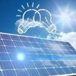 Panel fotowoltaiczny z odbiciem słonecznym na tle błękitnego nieba z chmurami i rysunkowymi żarówkami symbolizującymi energię, umieszczony na zielonym wzgórzu.