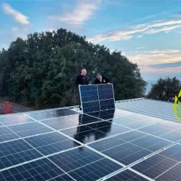 Zespół instalacyjny instaluje przy użyciu paneli słonecznych Maysun Solar410W.