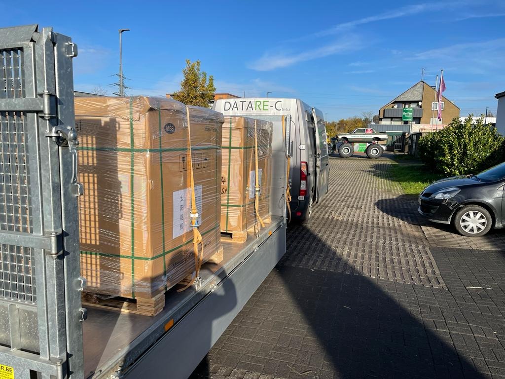 Belgijski klient odbiera dwie palety z magazynu Kaarst Panel słoneczny Maysun Solar 390W w kolorze czarnym.