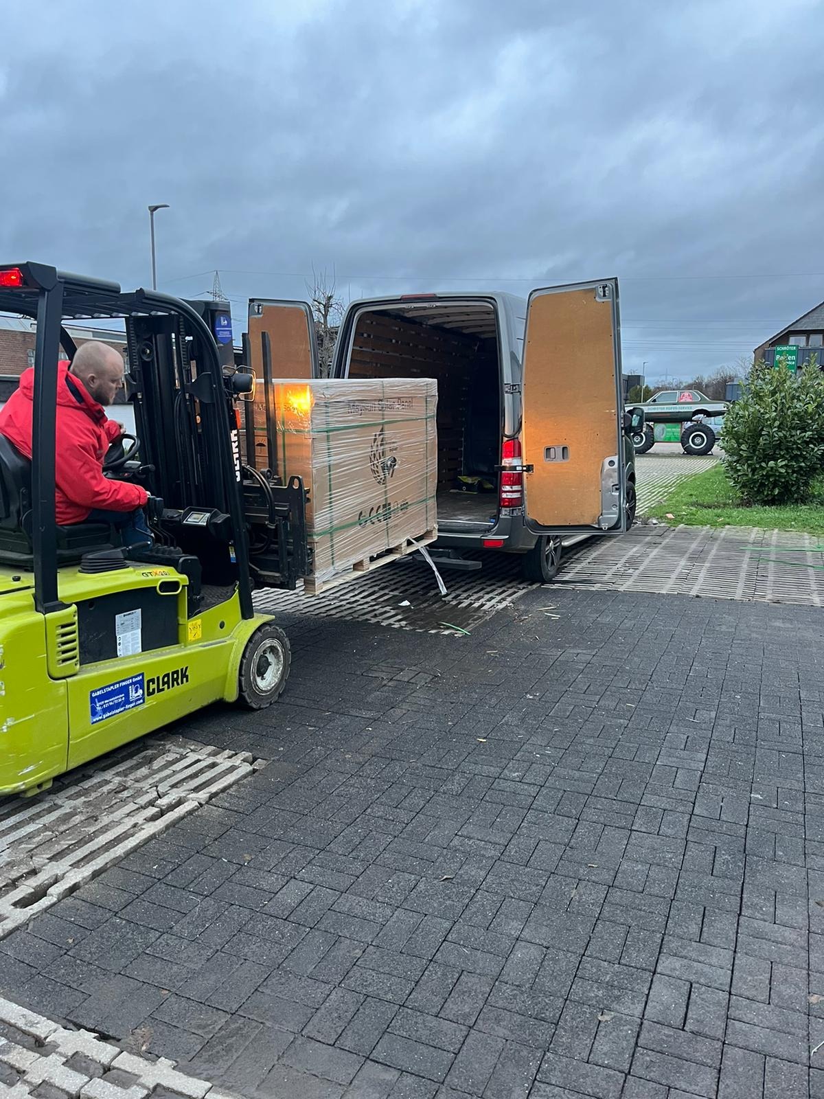 Holenderscy klienci odbierają towar w magazynie Kaarst w Niemczech. 410 W cały czarny panel słoneczny,