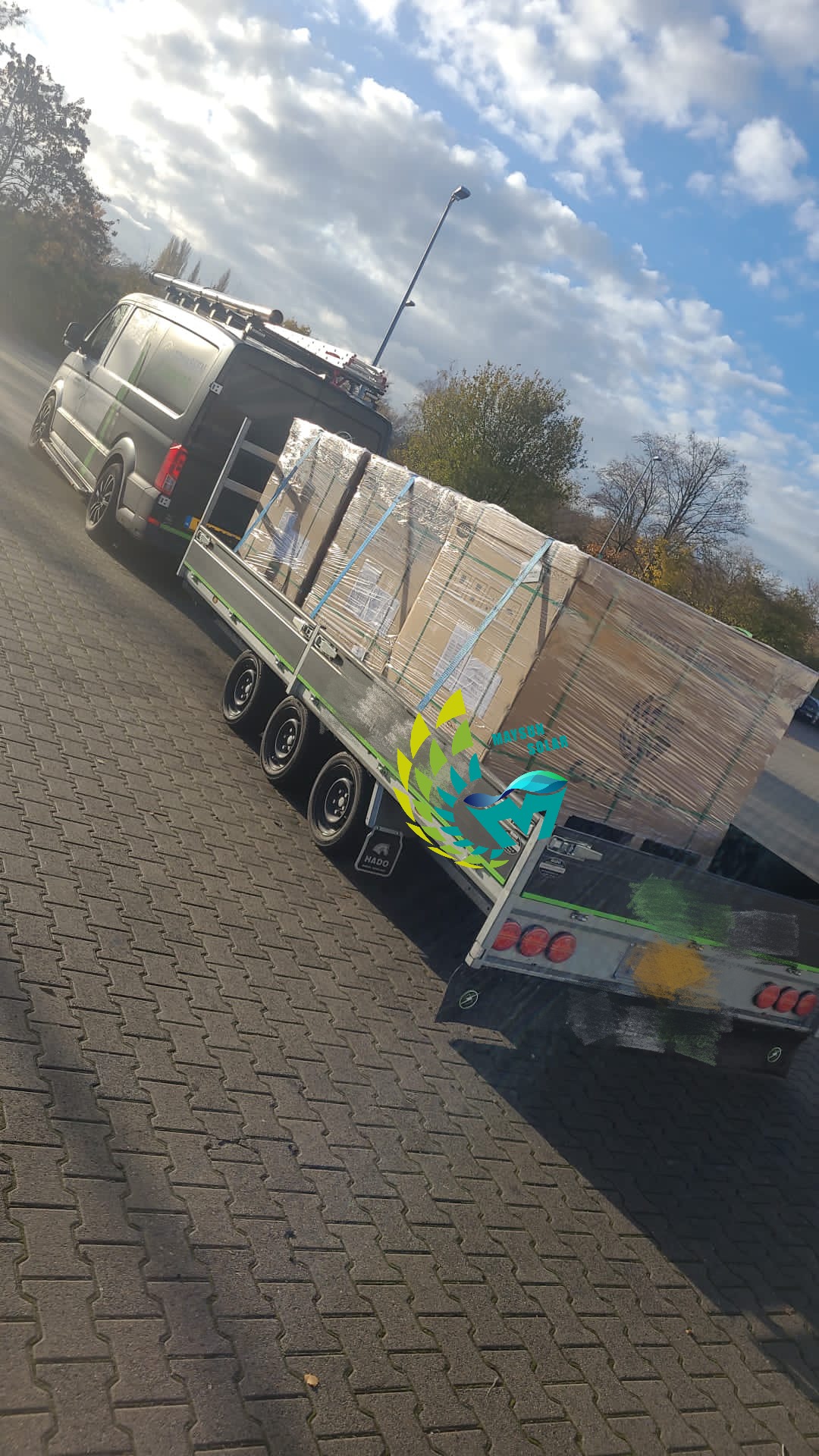 Holenderski klient odebrał 3 palety z niemieckiego magazynu firmy Kaarst. Wszystkie czarne gontowe panele słoneczne.