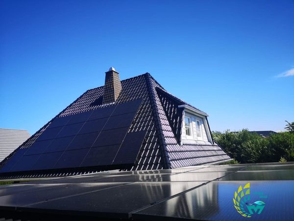 Zainstalowany na dachach niemieckich mieszkańców przy użyciu całkowicie czarnych paneli słonecznych Maysun Solar 410W