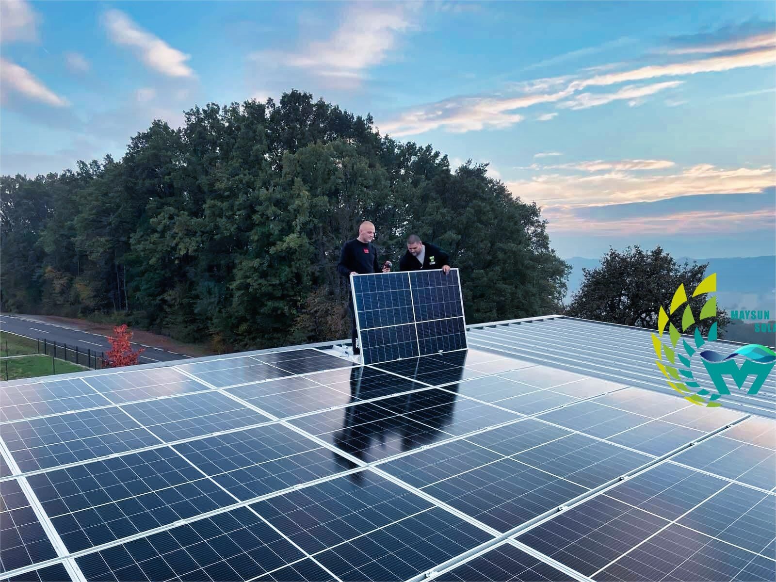 Zespół instalacyjny instaluje przy użyciu paneli słonecznych Maysun Solar410W.