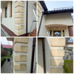 Czteropanelowe zdjęcie elewacji budynku przed i po czyszczeniu, z widoczną różnicą w kolorze kostki dekoracyjnej oraz drabiną opartą o ścianę.