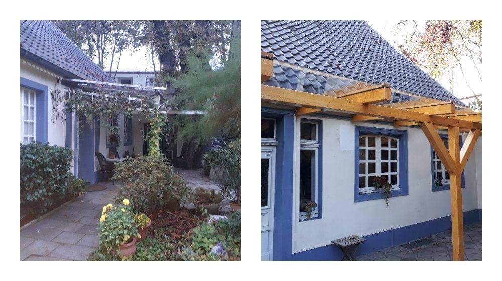 Dom z białą elewacją i niebieskimi akcentami, z drewnianą pergolą nad oknami, widok z ogrodu z bujną roślinnością.