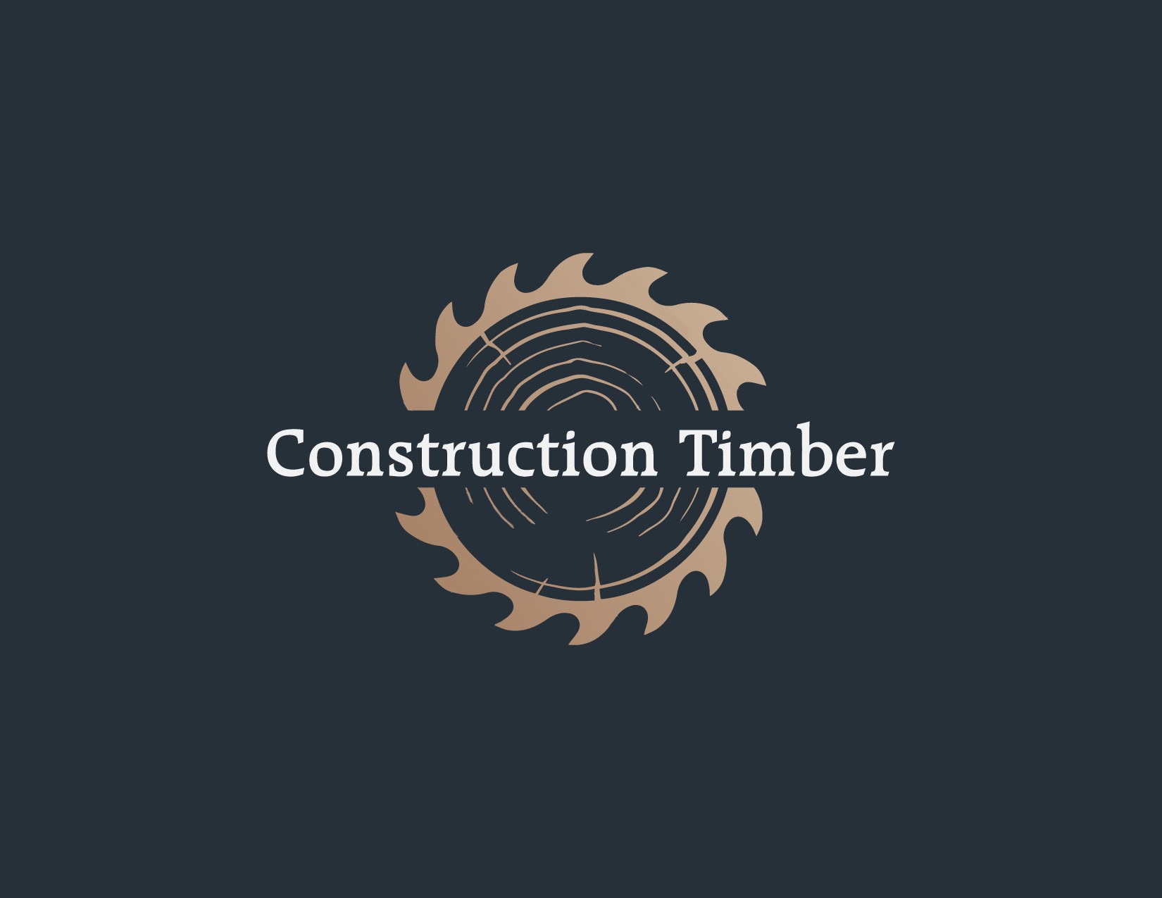 Logo firmy z tekstem 'Construction Timber' w centrum stylizowanej piły tarczowej z rysunkiem słojów drewna w odcieniach brązu na ciemnym tle.