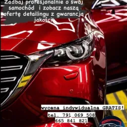 Reklama firmy detailingowej w Szczucinie: zbliżenie na czerwony, lśniący samochód po zabiegach pielęgnacyjnych, z widocznym logo i informacją o indywidualnej wycenie.