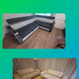 Dwa ujęcia: narożnik tapicerowany w odcieniach szarości i beżu oraz zestaw wypoczynkowy w jasnym beżu, oba na drewnianej podłodze, sugerujące usługę prania tapicerki meblowej.