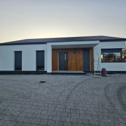 Kompleksowe wykonanie elewacji plus imitacji deski. 