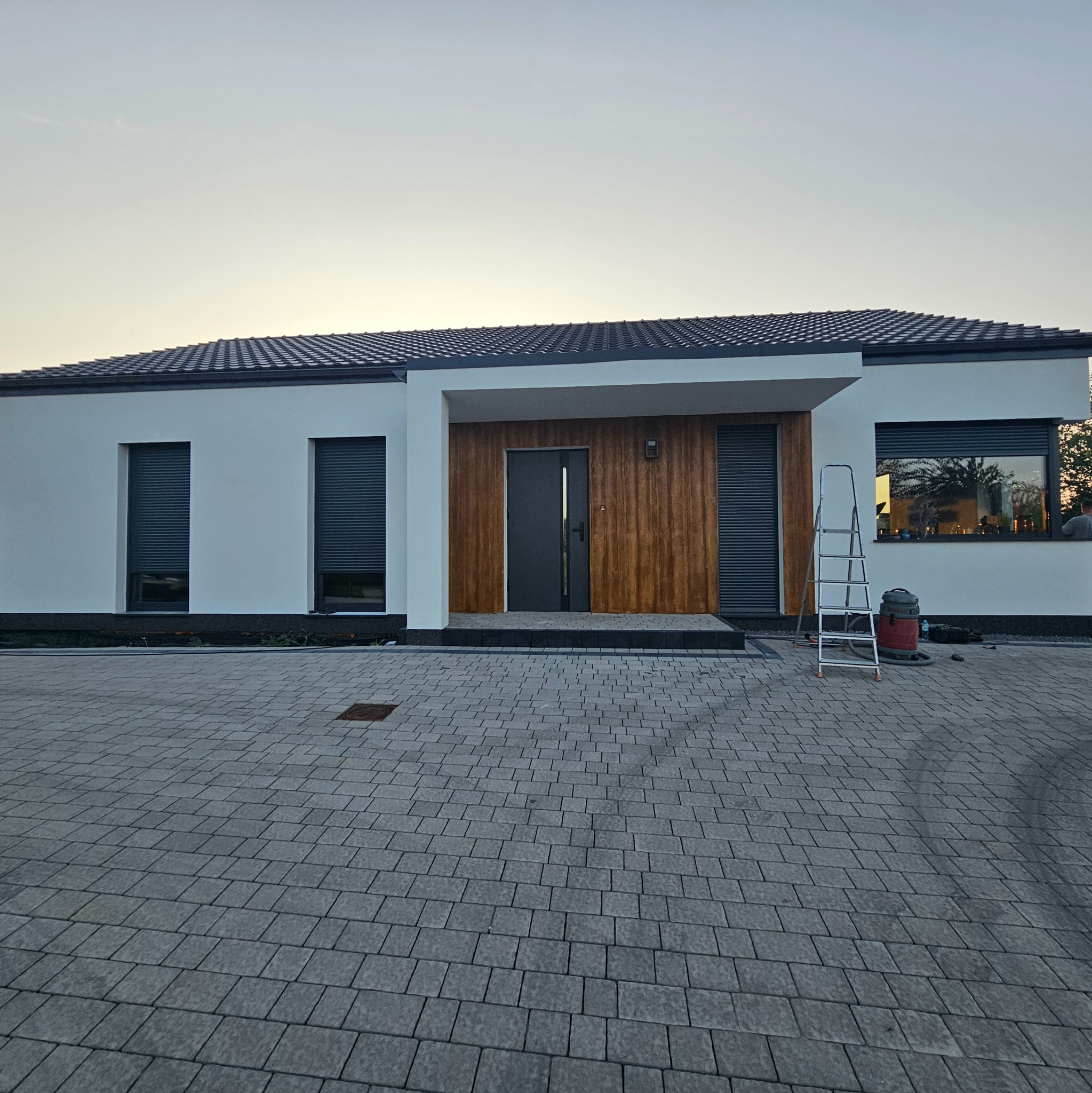 Kompleksowe wykonanie elewacji plus imitacji deski.