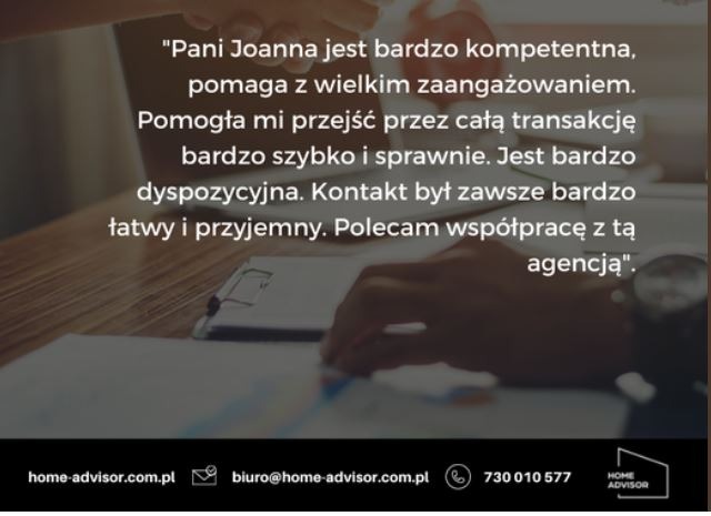 Referencja dla agencji nieruchomości: tekst rekomendacji Pani Joanny na tle dokumentów i dłoni klienta.