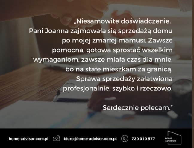 Referencja klienta: tekst rekomendacji sprzedaży domu po zmarłej mamusi, z widocznymi dłońmi w uścisku dłoni nad dokumentami na biurku, logo Home Advisor w rogu.