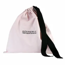 Jasnoróżowy worek ze sznurkiem i czarnymi uchwytami, z nadrukowanym logo 'ALEXANDRA K vegan bags & accessories'.