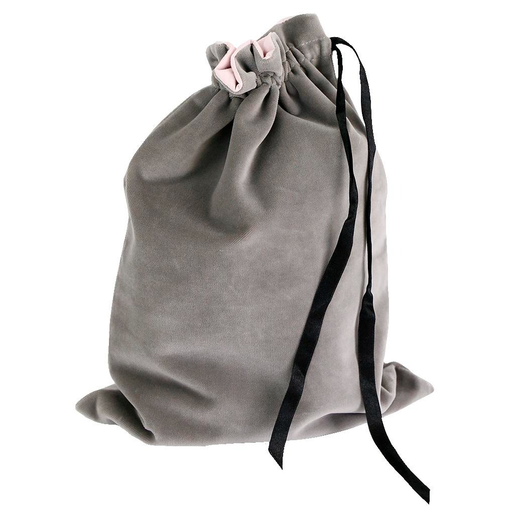 Szary welurowy worek ze ściągaczem i czarnymi sznurkami, z widoczną różową podszewką u góry.