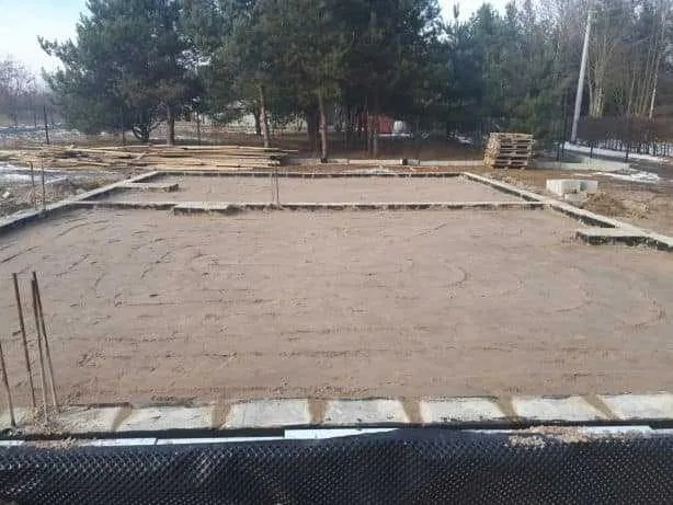 Przygotowany fundament pod budowę domu w Lutomiersku, widoczne zbrojenia i izolacja pionowa.