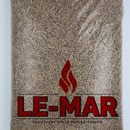 ZPHU LE-MAR - Wypełniony pelletem worek foliowy z czerwonym logo i napisem LE-MAR, producenta opału ekologicznego, na białym tle.