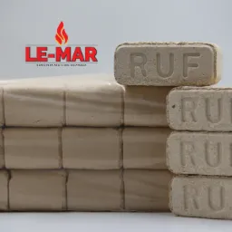 Ułożone kostki brykietu RUF, część zapakowana w folię, obok logo producenta 'LE-MAR'. Jasne tło, oświetlenie studyjne, neutralne kolory.