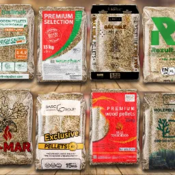 Zestawienie ośmiu worków z pelletem drzewnym różnych producentów, prezentujących różne marki i składy, z widocznymi certyfikatami jakości i informacjami o wadze 15 kg.