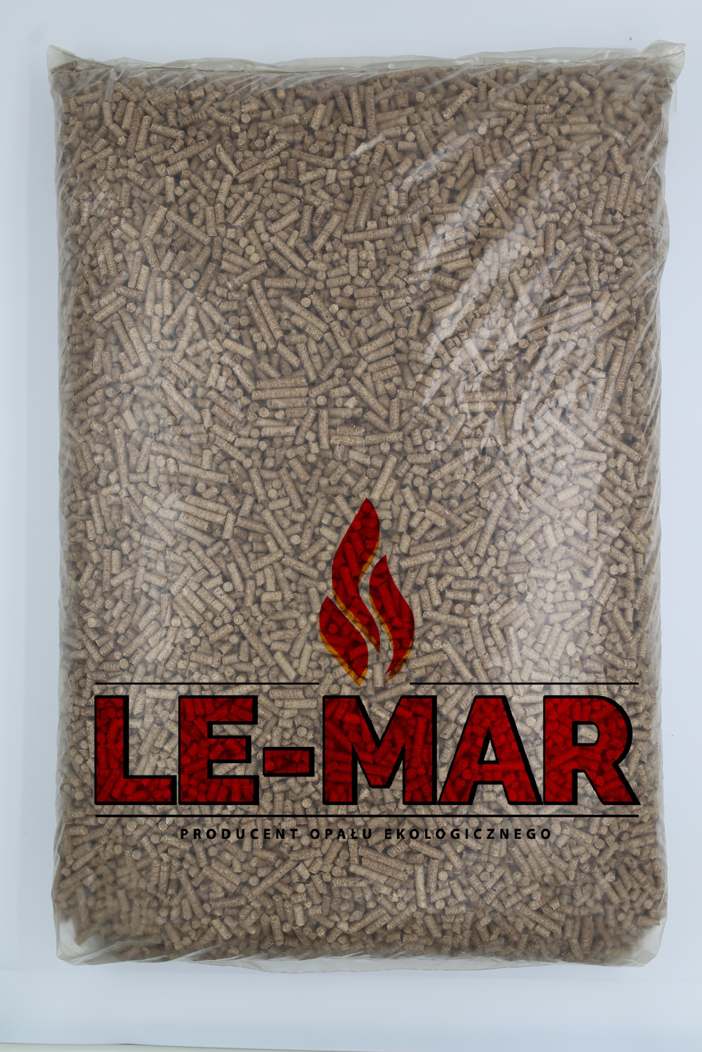 Wypełniony pelletem worek foliowy z czerwonym logo i napisem LE-MAR, producenta opału ekologicznego, na białym tle.