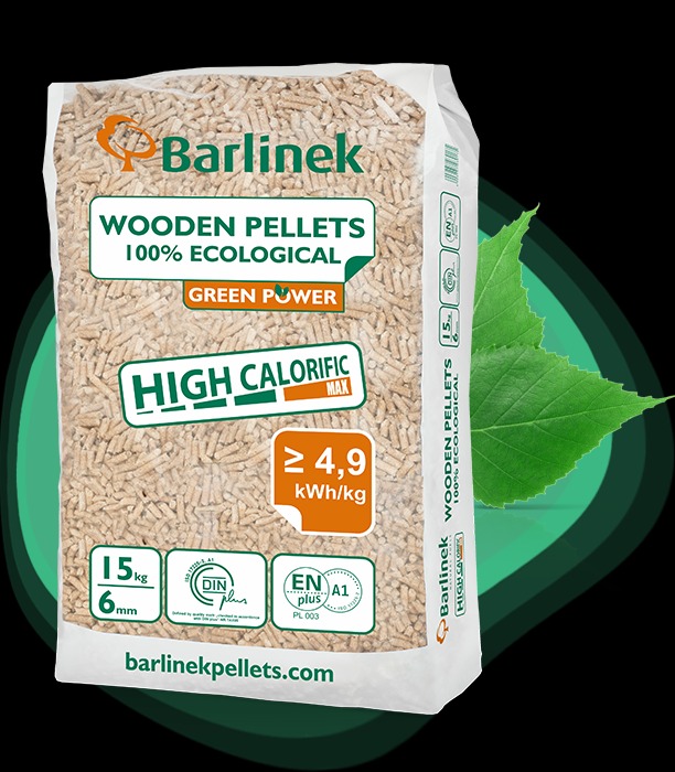 Worek z pelletem drzewnym marki Barlinek, z widocznymi certyfikatami DINplus i ENplus A1, na tle zielonych liści.