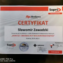 Certyfikat Sławomira Zawadzkiego z Akademii Profesjonalisty Sopro za udział w szkoleniu 'Montaż i obróbka płyt wielkoformatowych', Nowiny, 20.05.2022 r., z logotypami Sopro, Raimondi i Cerrad.