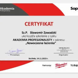 Certyfikat ukończenia szkolenia z zakresu 'Nowoczesna łazienka' przez Sławomira Zawadzkiego, wydany przez Akademię Profesjonalisty, z logotypami Sopro, Milwaukee i Tubądzin.