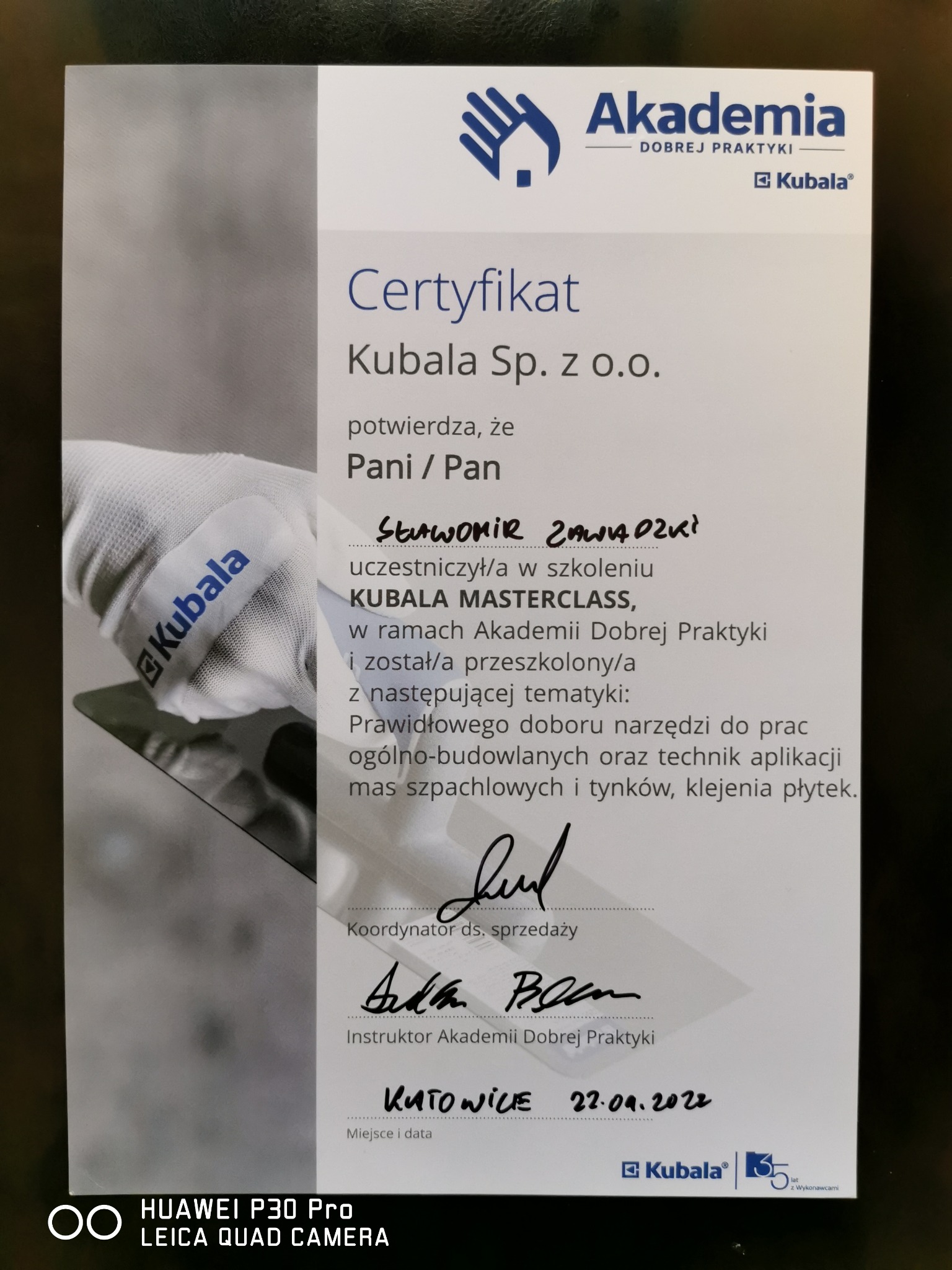 Certyfikat Kubala Masterclass potwierdzający przeszkolenie w zakresie doboru narzędzi do prac ogólnobudowlanych, technik aplikacji mas szpachlowych, tynków i klejenia płytek, z widocznym logo...