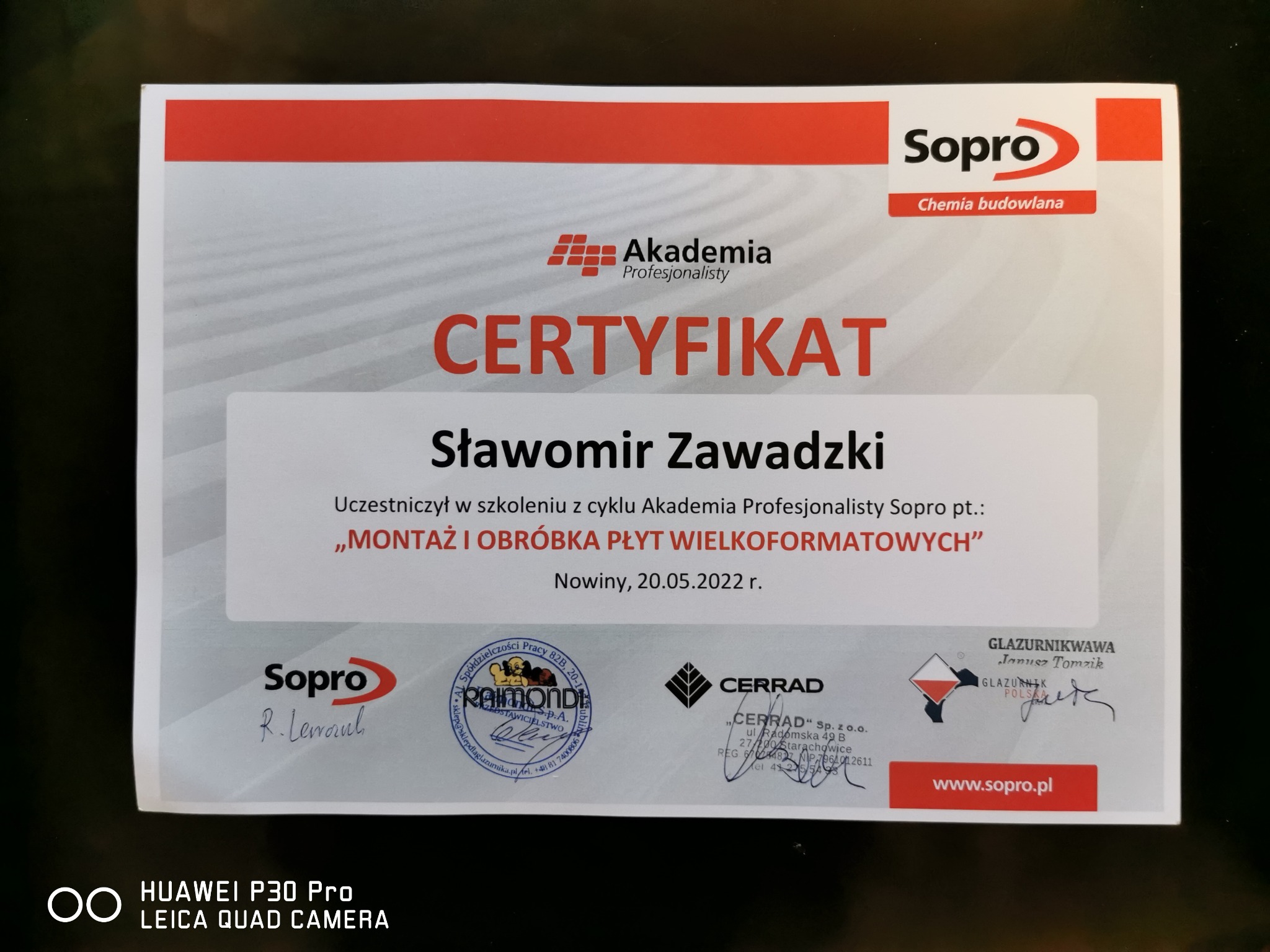 Certyfikat Sławomira Zawadzkiego z Akademii Profesjonalisty Sopro za udział w szkoleniu 'Montaż i obróbka płyt wielkoformatowych', Nowiny, 20.05.2022 r., z logotypami Sopro, Raimondi i Cerrad.