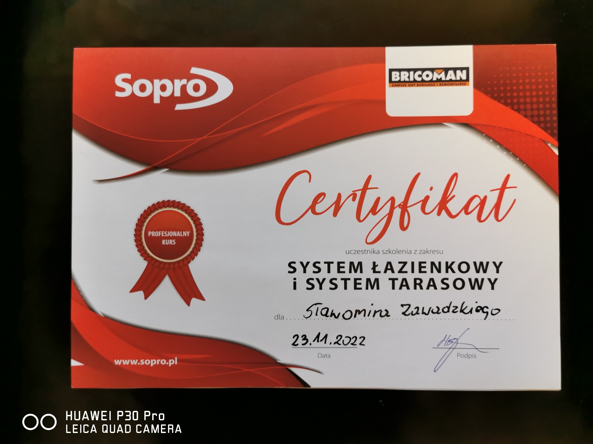Certyfikat ukończenia szkolenia z zakresu systemów łazienkowych i tarasowych, wydany przez Sopro i Bricoman, dla Sławomira Zawadzkiego, z datą 23.11.2022.