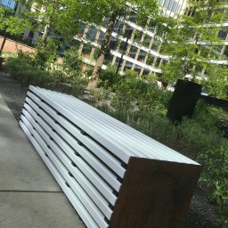 Wooden Harbor Michał Jechna - Przed domem Wyszków