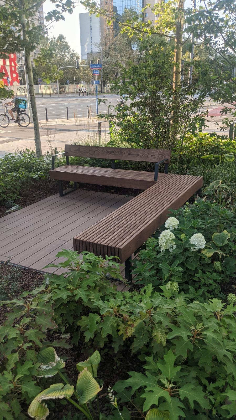 Realizacja ławek na Q22