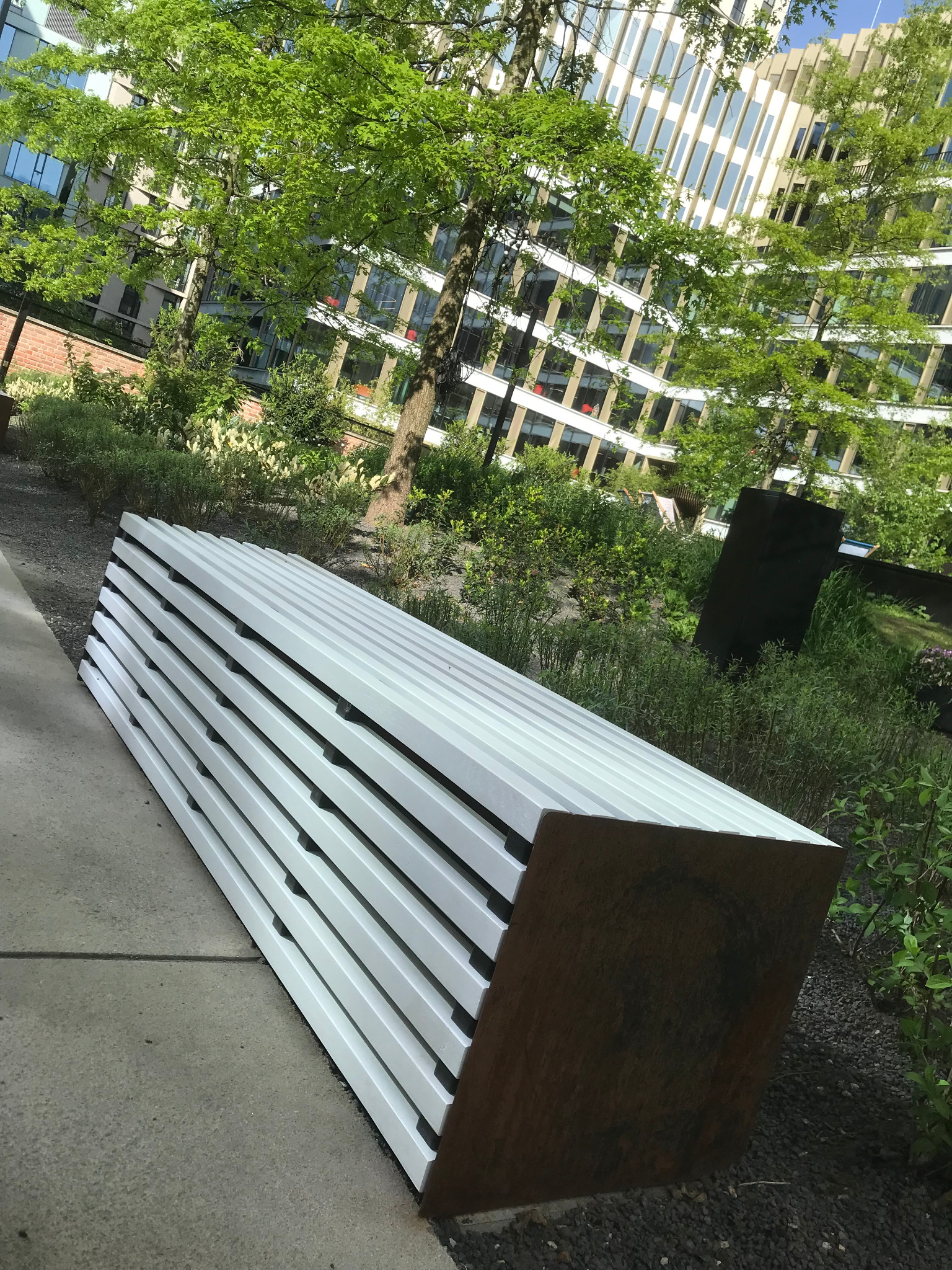 Realizacja ławek na terenie Browarów Warszawskich