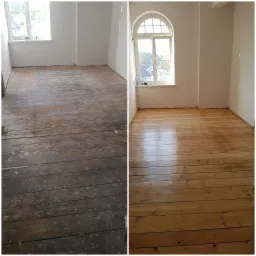 Porównanie stanu drewnianej podłogi przed i po renowacji: po lewej stronie zniszczona, brudna powierzchnia z resztkami farby, po prawej świeżo wycyklinowana i polakierowana, gładka podłoga...