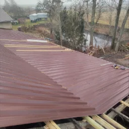 Wymiana pokrycia dachowego z Eternitu na blachę Trapezową na budynku gospodarczym.