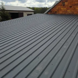 Wymiana pokrycia dachowego wraz z łatami na wiacie gospodarczej krycie blachą trapezowa