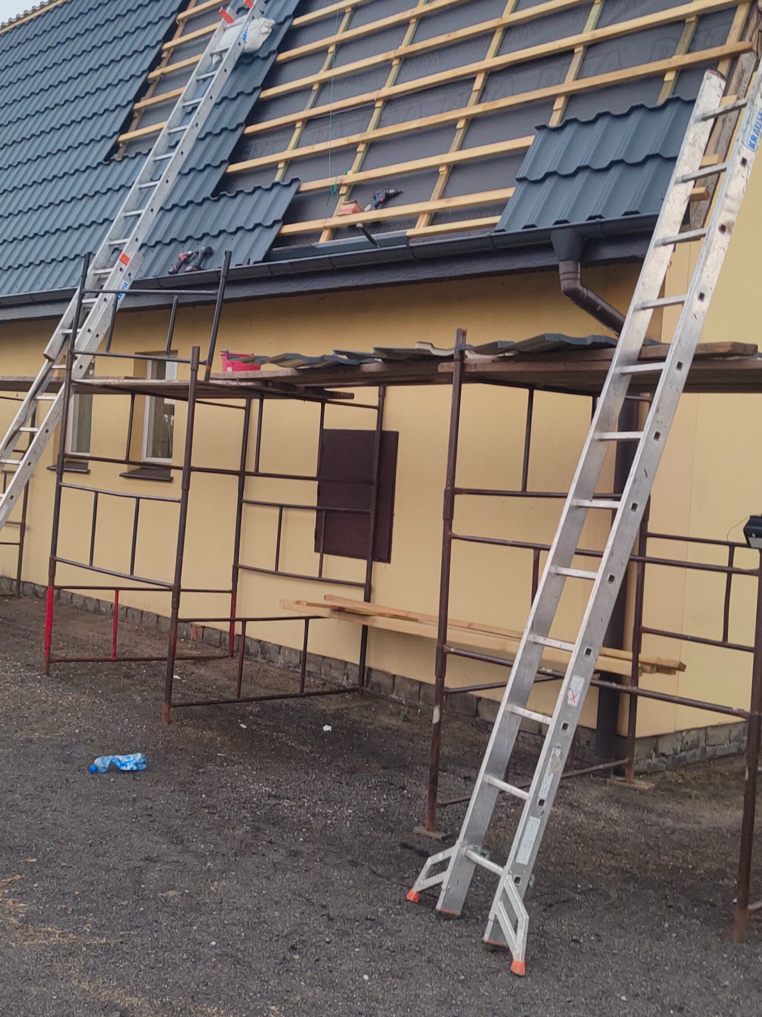 Zmiana poszycia dachowego. Stara ondulina oraz łaty usuniete. Założone nowe łaty oraz blacha modułowa