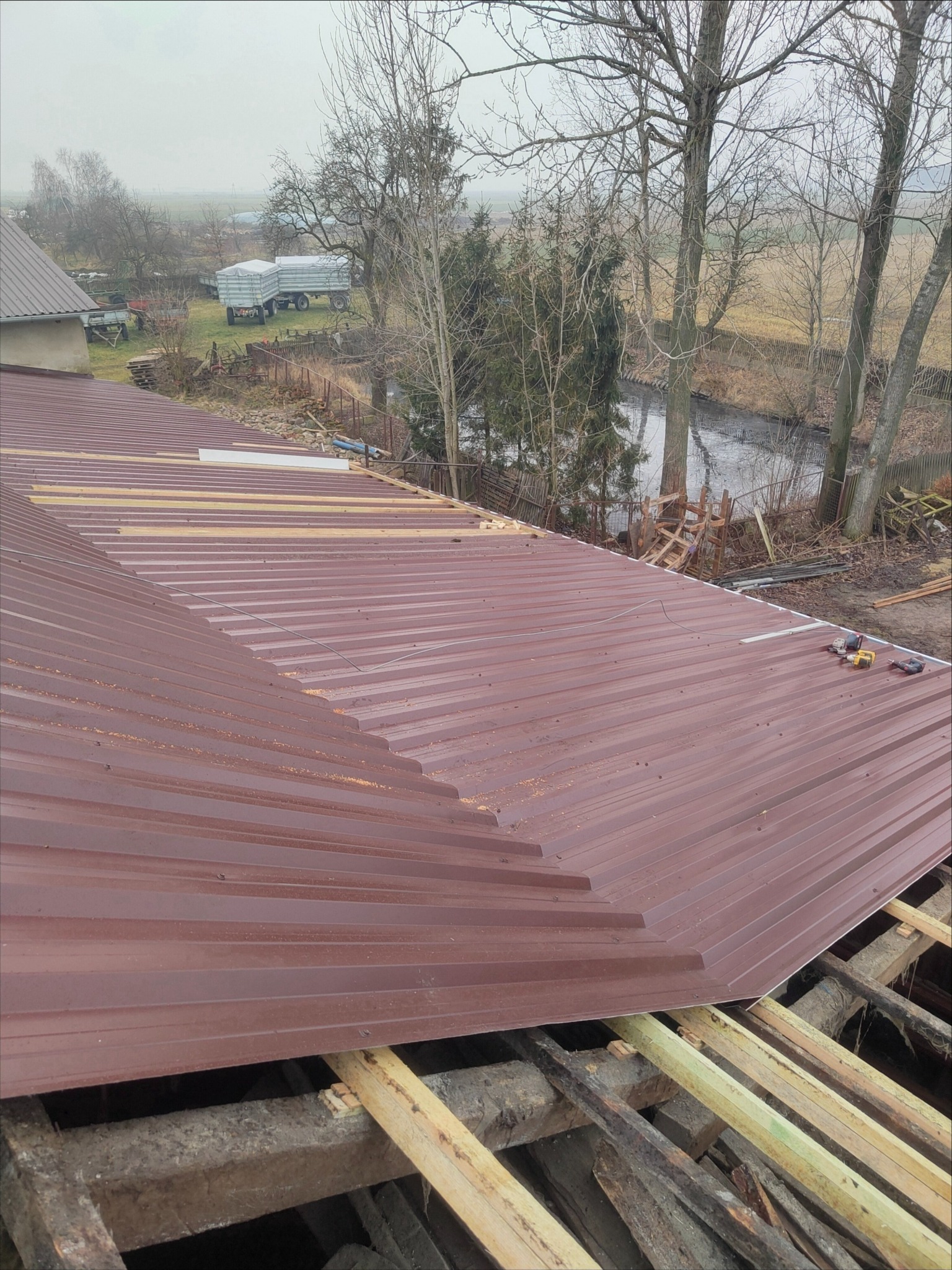 Wymiana pokrycia dachowego z Eternitu na blachę Trapezową na budynku gospodarczym.