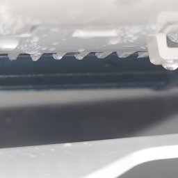 Gold Time Mykola Naboka - Zamrożone żaluzje klimatyzatora z kroplami wody, widok z bliska na mechanizm regulacji przepływu powietrza.