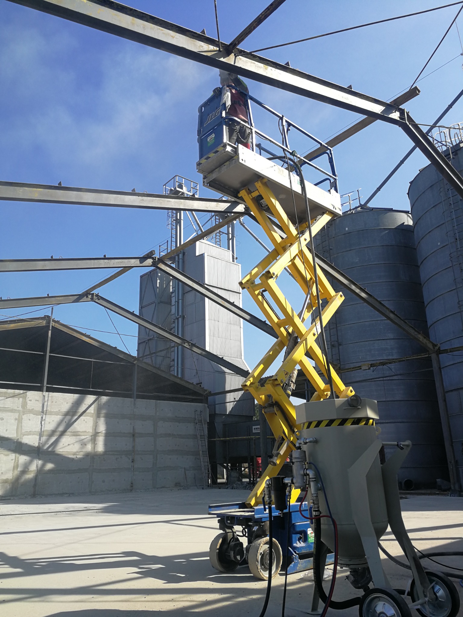 Piaskowanie konstrukcji stalowej