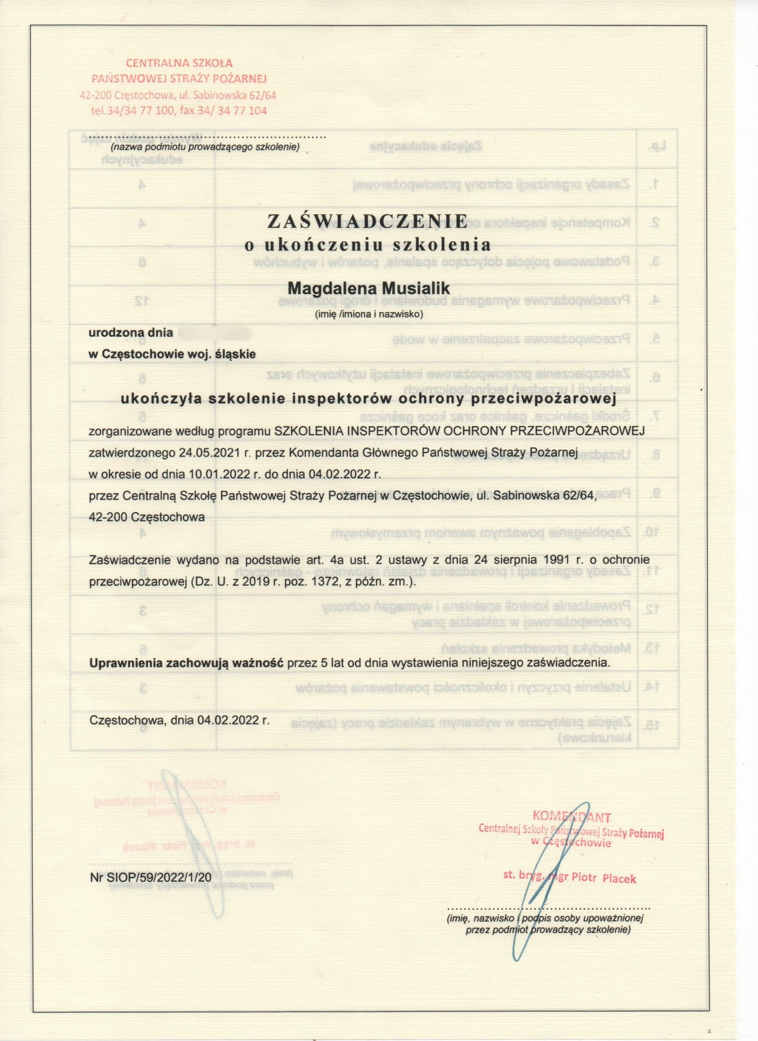 Skan zaświadczenia o ukończeniu szkolenia inspektorów ochrony przeciwpożarowej, wydanego przez Centralną Szkołę Państwowej Straży Pożarnej w Częstochowie, z podpisem i pieczęcią.