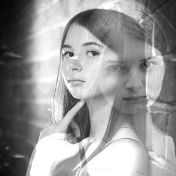 trybmanualny.pl - Czarno-biały portret kobiety z nałożonym efektem podwójnej ekspozycji i teksturą ceglanej ściany w tle.