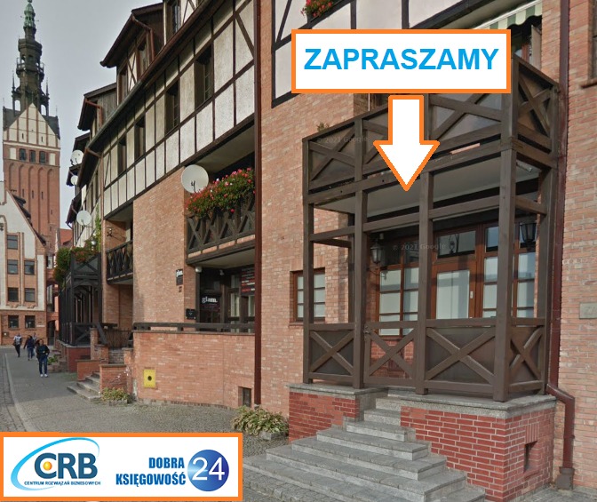 Fasada biura rachunkowego w Elblągu z drewnianym balkonem i napisem 'Zapraszamy' oraz logo firmy CRB Dobra Księgowość 24 na pierwszym planie, w tle fragment starówki z wysoką wieżą.